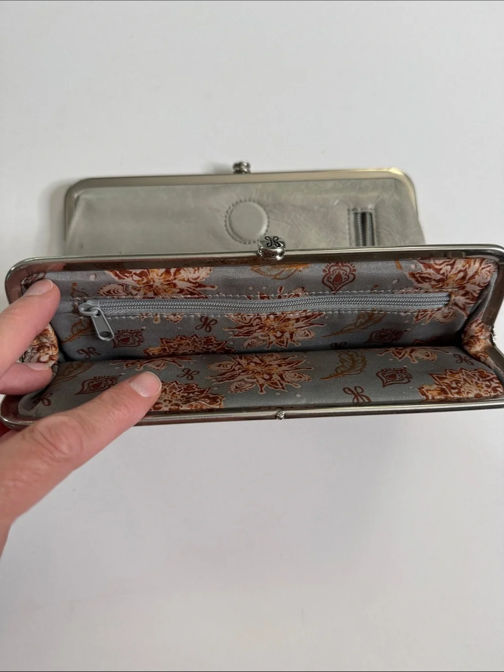 HOBO Lauren clutch in gravel grey Leather Kiss-Lock Wallet